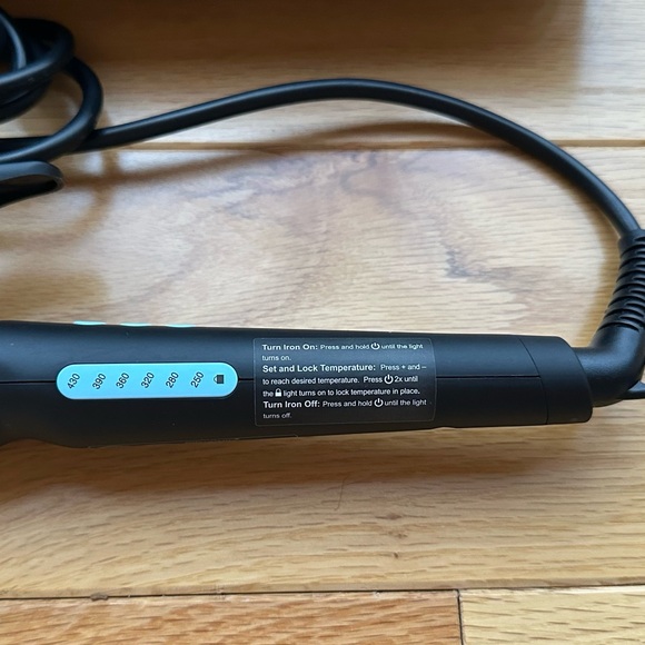 Bio Ionic Long Barrel Styler Curling Iron 1.25" with Variable Heat Setting - Picture 2 of 9